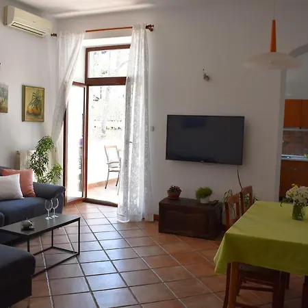 - Apartman Essa Apartment Pula